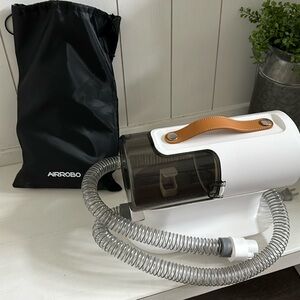 AiRROBO pet hair grooming vacuum